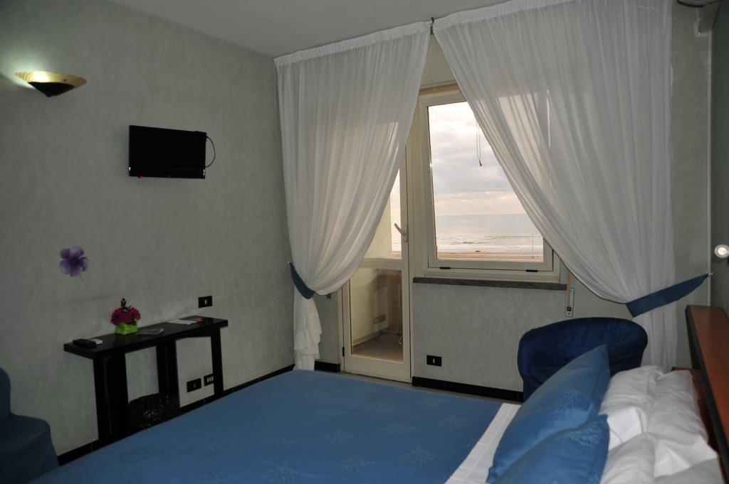 Hotel Marocca Nettuno Zimmer foto