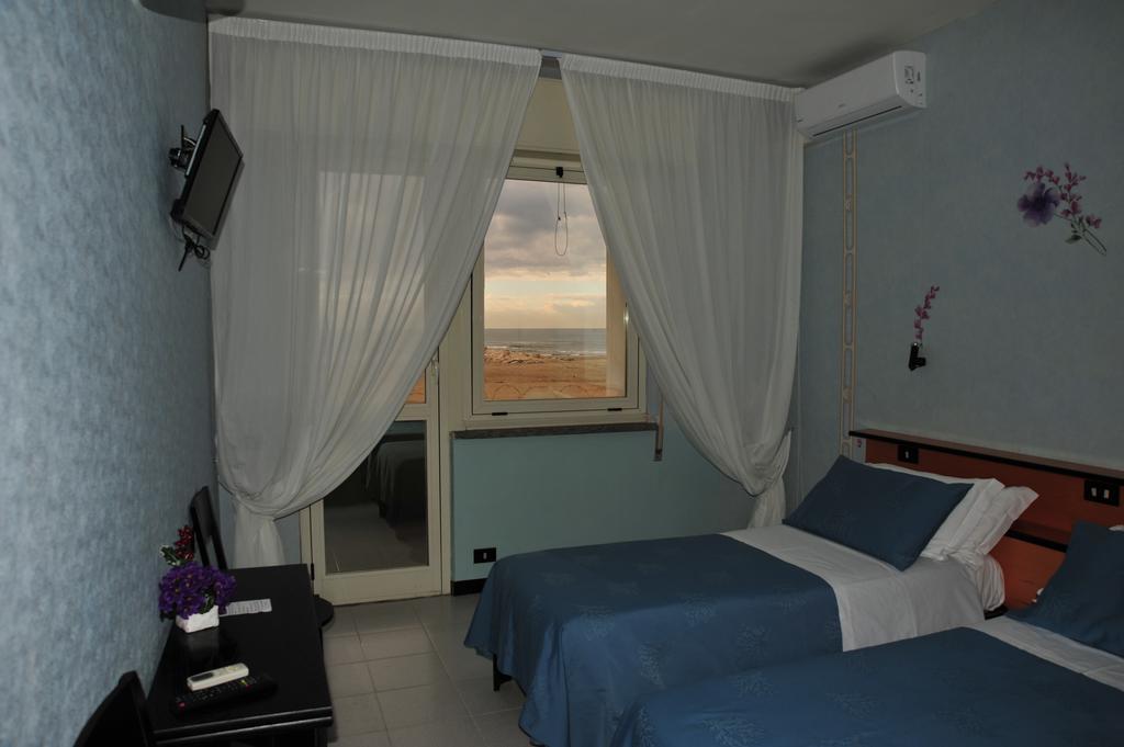 Hotel Marocca Nettuno Zimmer foto